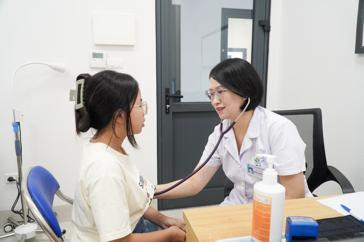 Bác sĩ của Bệnh viện Nhi Trung ương khám, tư vấn sức khỏe miễn phí cho trẻ em trên địa bàn xã Kiều Phú.