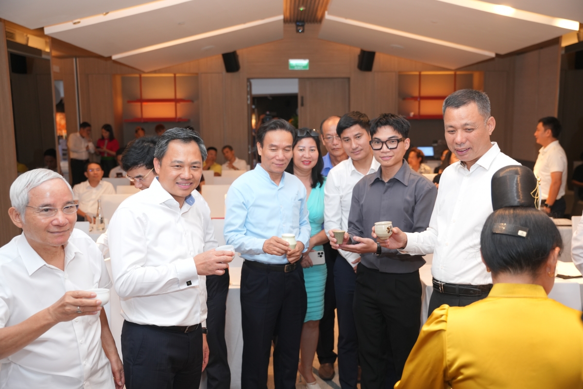 Ông Nguyễn Đình Việt - Phó Bí thư Tỉnh ủy, Chủ tịch UBND tỉnh Sơn La (đứng thứ hai, từ trái sang) cùng các đại biểu trải nghiệm cà phê đặc sản