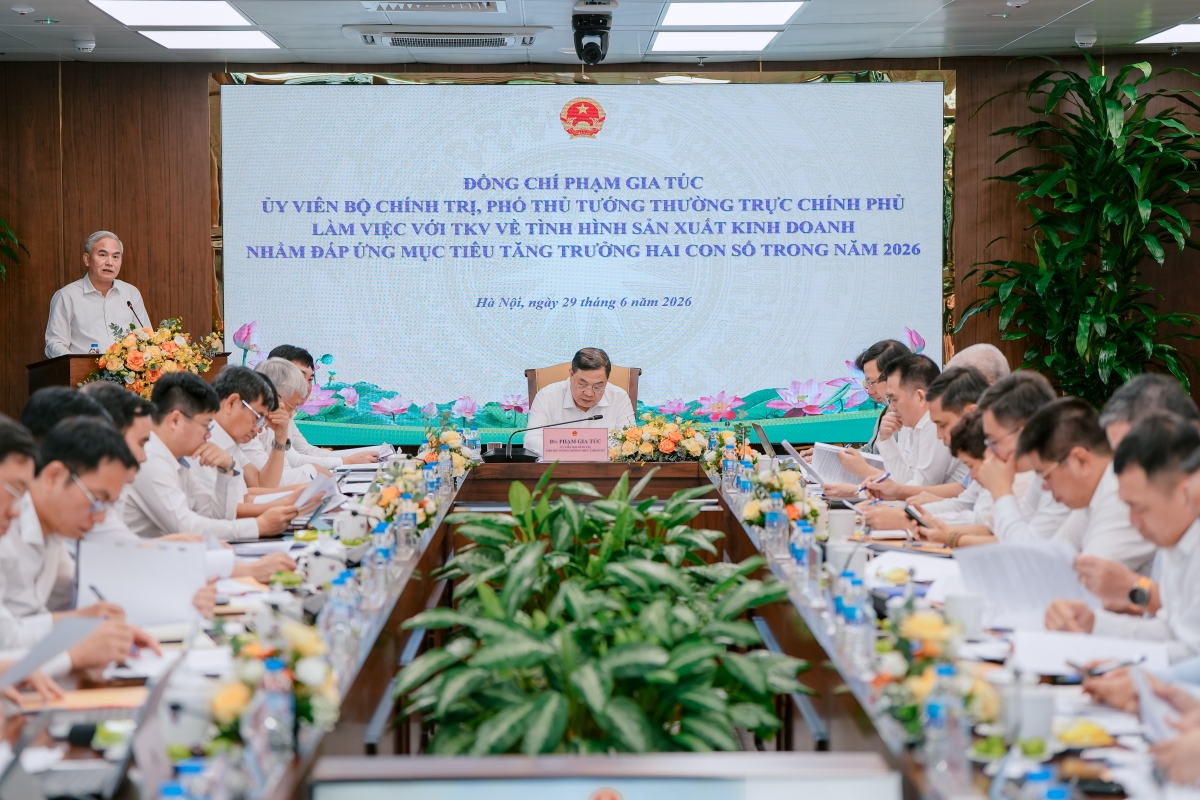Tại trụ sở TKV, ông Vũ Anh Tuấn - Phó Bí thư Đảng ủy, Tổng Giám đốc Tập đoàn báo cáo Phó Thủ tướng Thường trực Chính phủ Phạm Gia Túc cùng đoàn công tác về tình hình sản xuất kinh doanh của TKV.