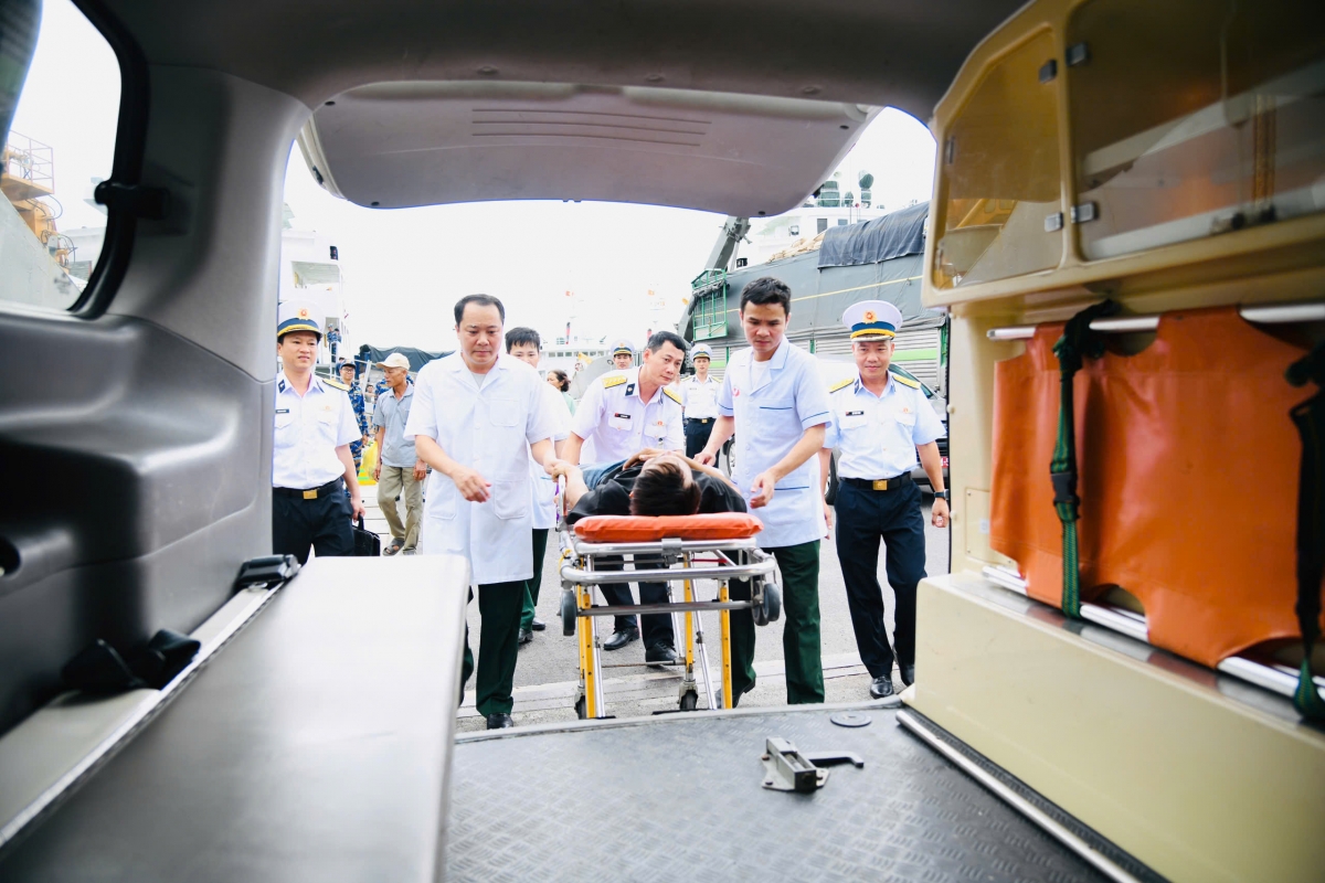 Đưa bệnh nhân lên xe cứu thương