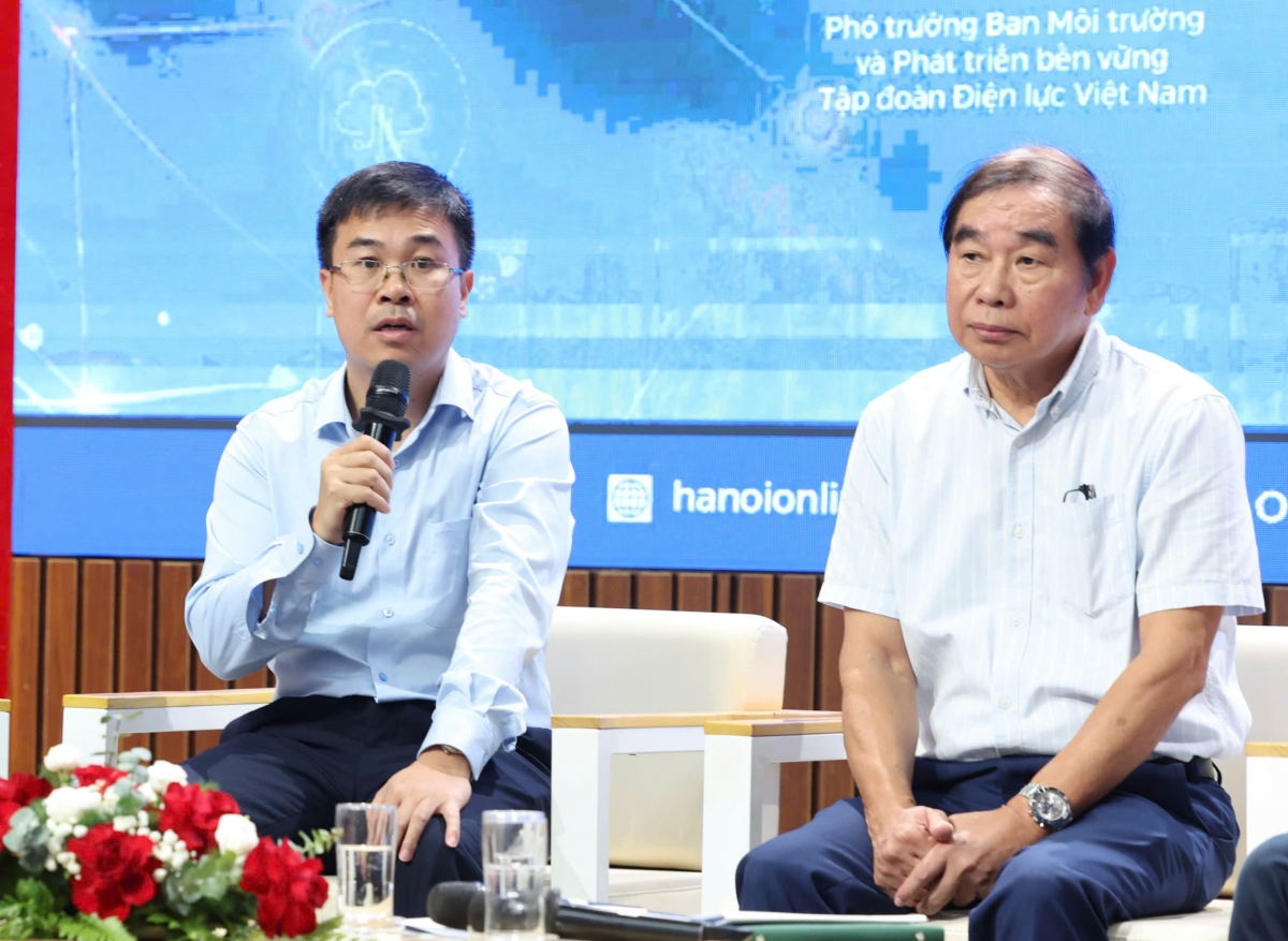 Ông Hoàng Việt Dũng - Phó Trưởng phòng Phòng Hiệu quả năng lượng và Chuyển đổi xanh, Cục Đổi mới sáng tạo, Chuyển đổi xanh và Khuyến công, Bộ Công Thương (phía trái) đang phát biểu.