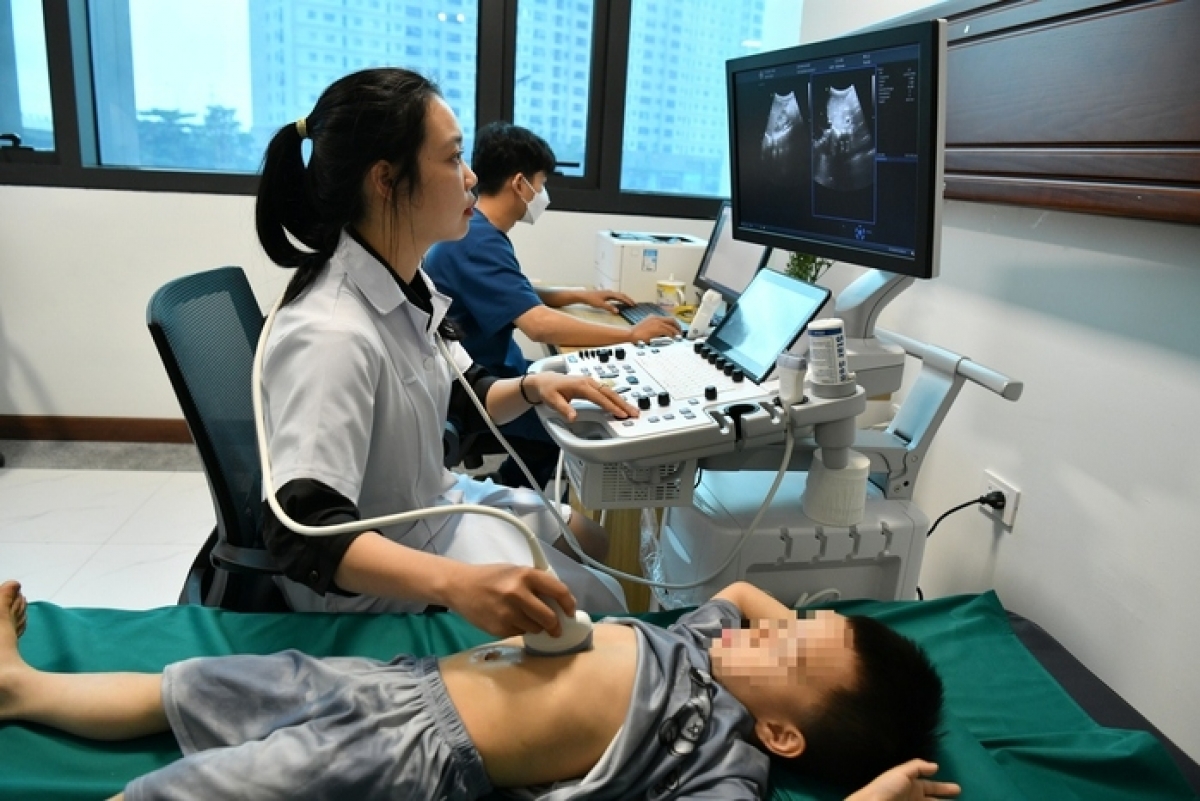 Trẻ em được khám sức khỏe tại Bệnh viện Nhi Hà Nội. Ảnh minh họa