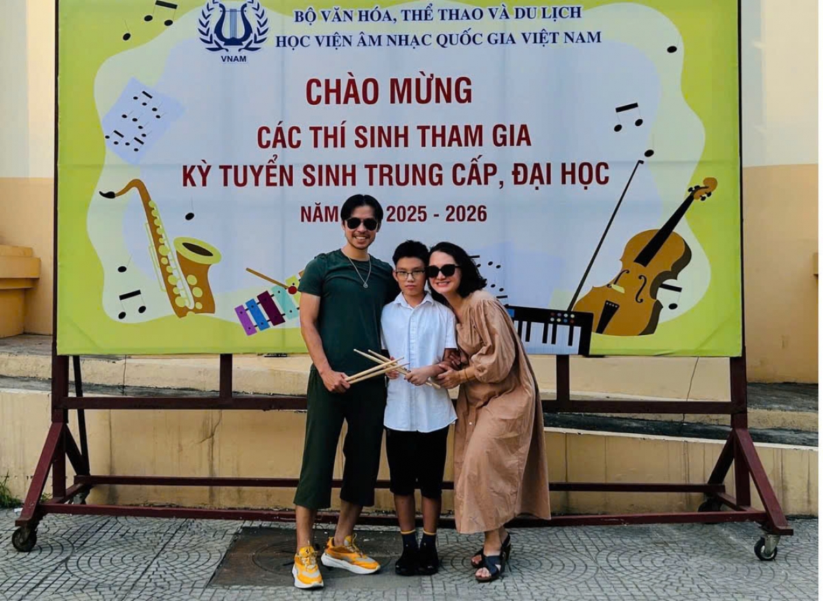 Văn Khôi cùng bố mẹ tại đợt tuyển sinh vào Học viện Âm nhạc quốc gia Việt Nam - Ảnh: Gia đình cung cấp