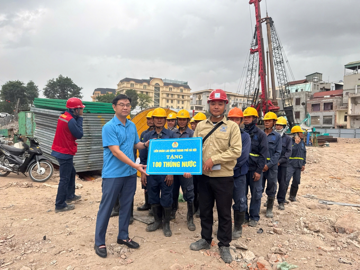 Công đoàn xã, phường đồng loạt tổ chức thăm, tặng nước uống cho đoàn viên, người lao động đang thi công tại các công trình trọng điểm