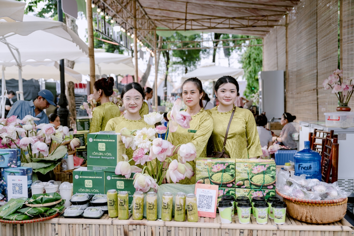Gian hàng Cốm Mộc Huyền bày bán và giới thiệu nhiều sản phẩm chế biến từ Cốm và Sen.