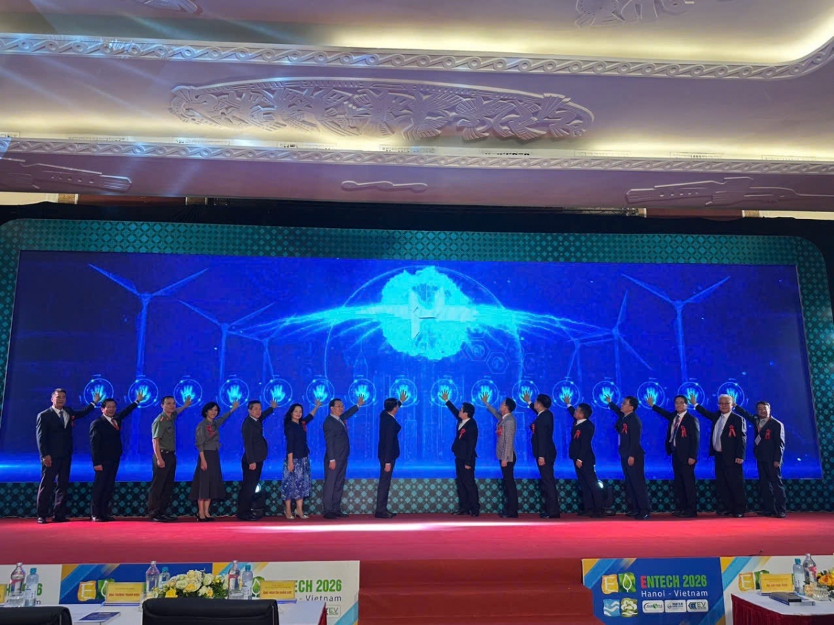 Các đại biểu thực hiện nghi thức khai mạc Hội chợ Triển lãm ENTECH HANOI 2026