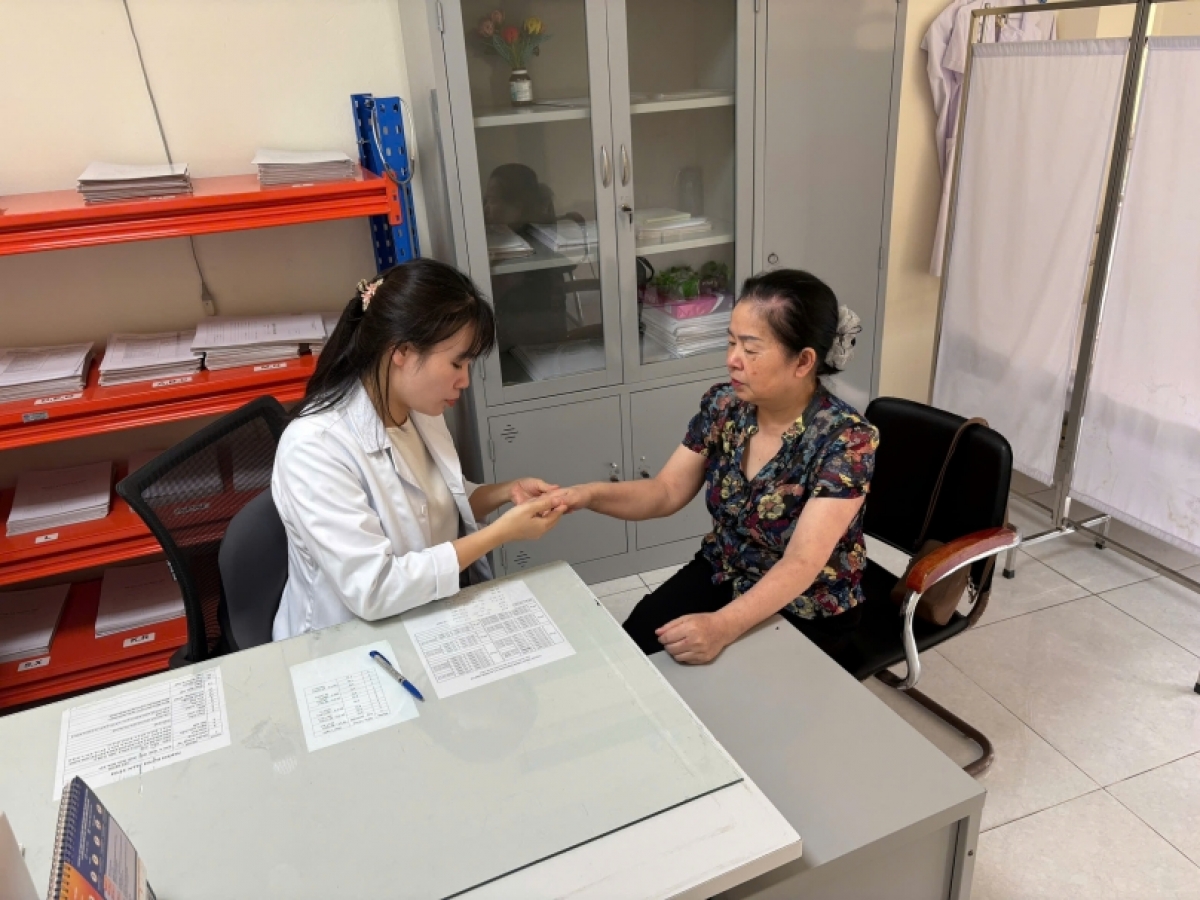 Bác sỹ BV Da liễu Trung ương thăm khám cho người bệnh tại Phòng khám chuyên đề Vảy nến BV Quân y 7