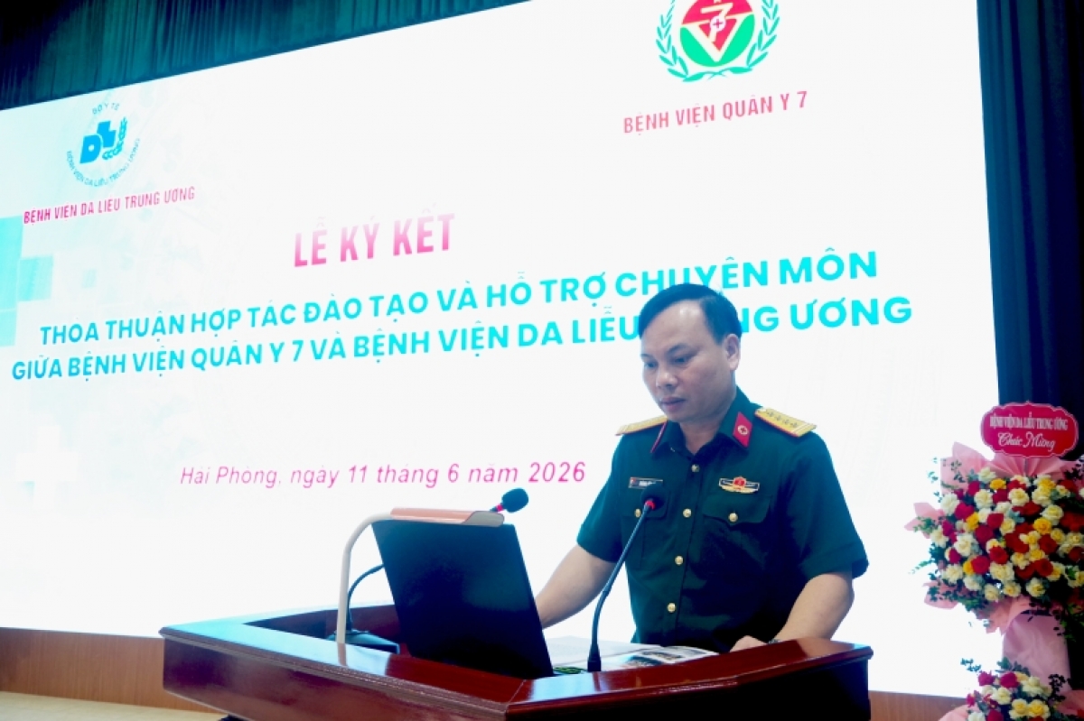 Đại tá, BSCKII. Hoàng Văn Lý - Giám đốc Bệnh viện Quân y 7 phát biểu tại buổi lễ