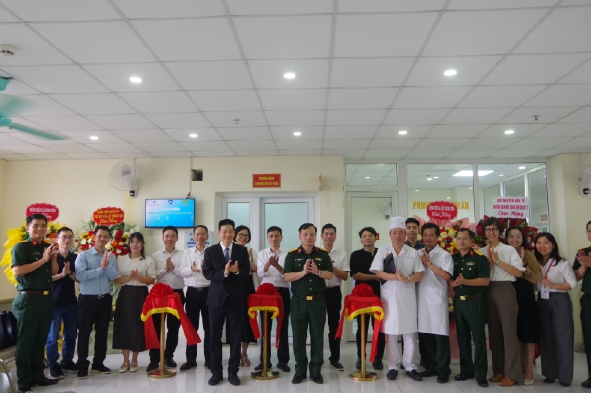 Lãnh đạo 2 đơn vị và đông đảo y bác sỹ dự khai trương Phòng khám chuyên đề Vảy nến tại BV Quân y 7