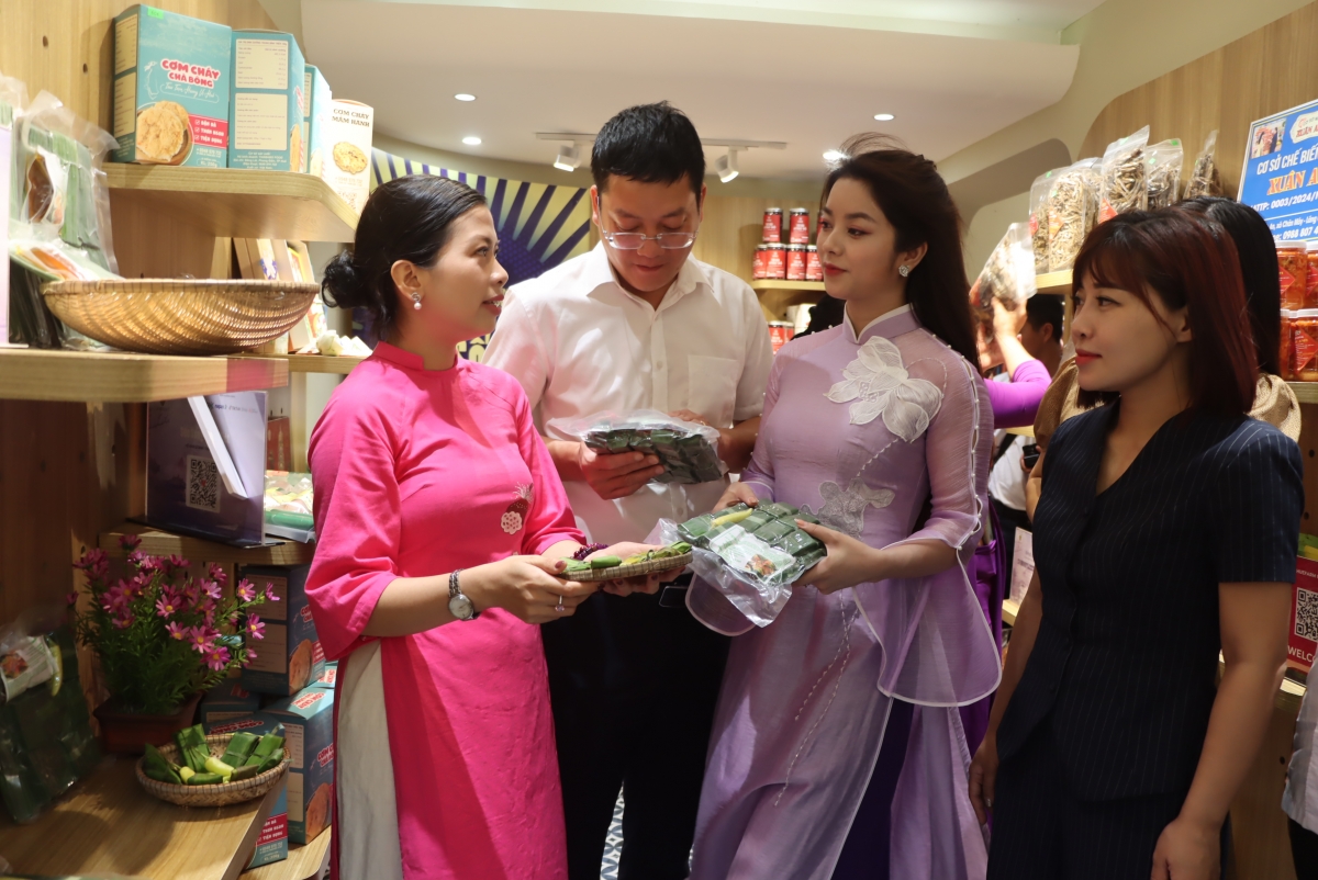 Nhiều gian hàng liên tục đón khách tìm hiểu sản phẩm, thưởng thức đặc sản và lắng nghe những câu chuyện về làng nghề, về hành trình tạo nên các sản vật gắn liền với đời sống của người dân Huế