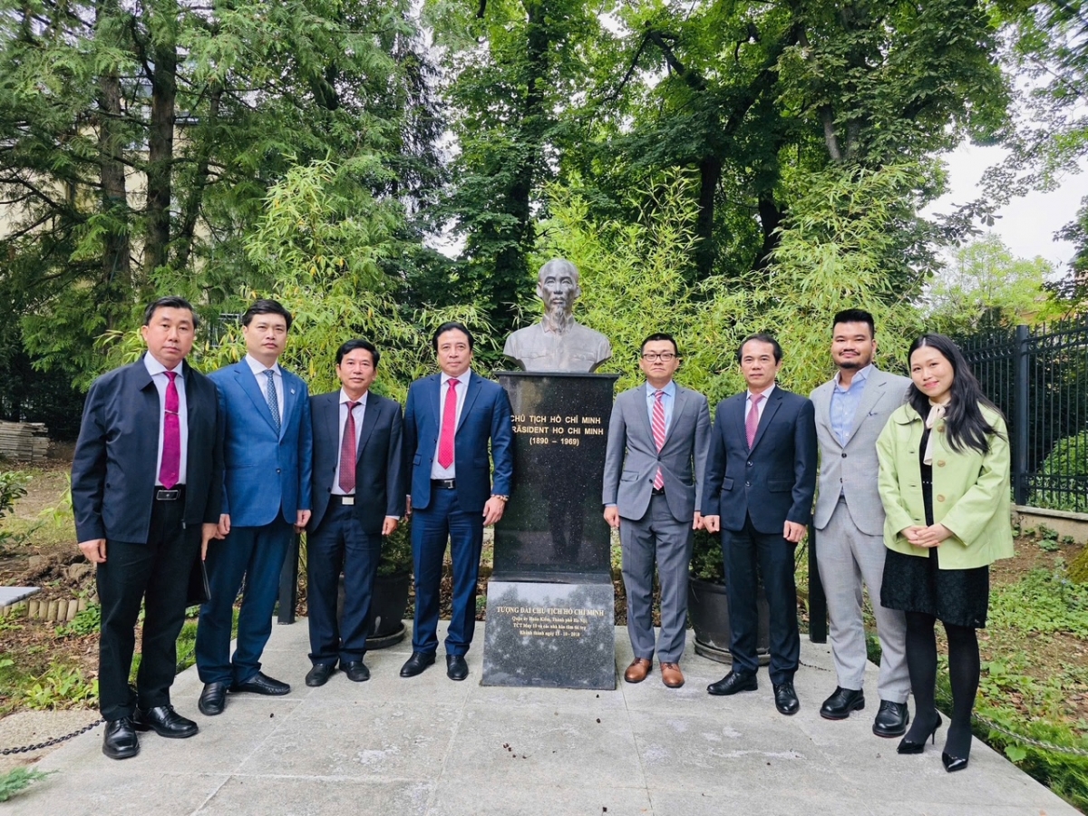 Đoàn công tác dâng hương tại Tượng đài Chủ tịch Hồ Chí Minh trong khuôn viên Đại sứ quán Việt Nam tại Cộng hòa Áo.