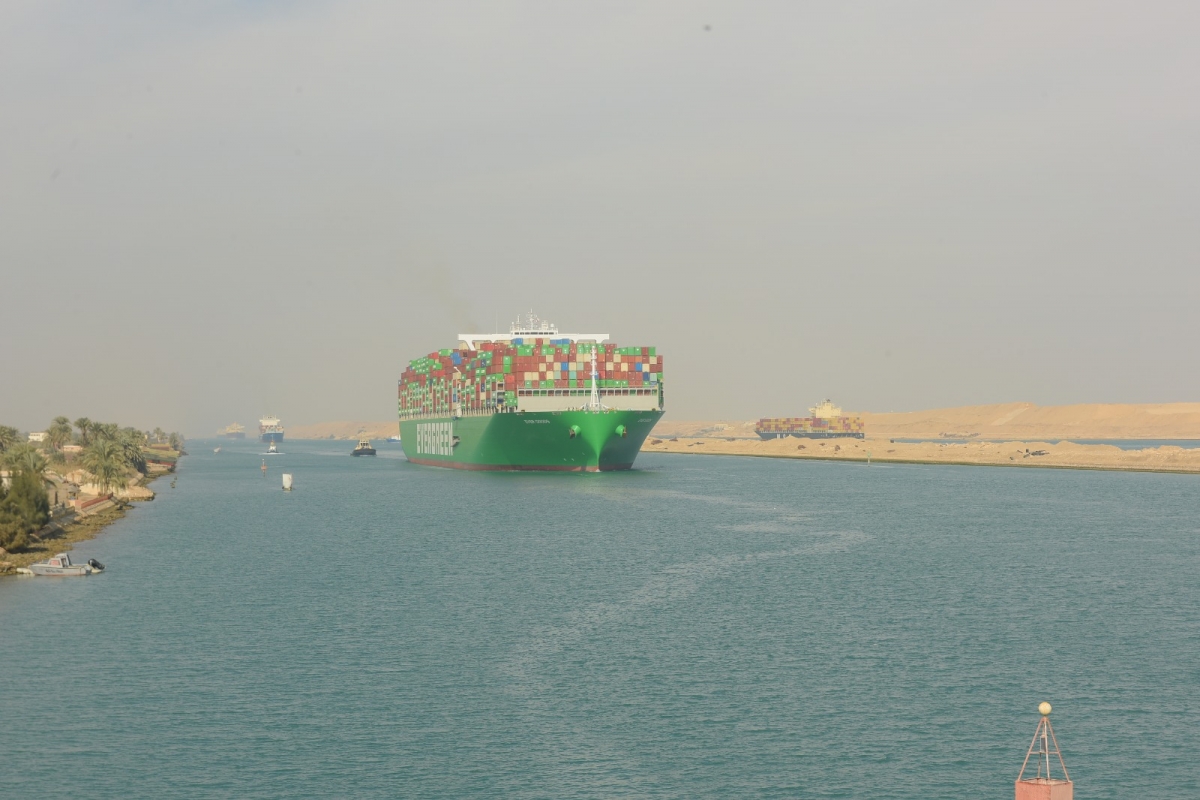 Tàu thương mại lưu thông qua kênh đào Suez (Ảnh VOV Cairo).