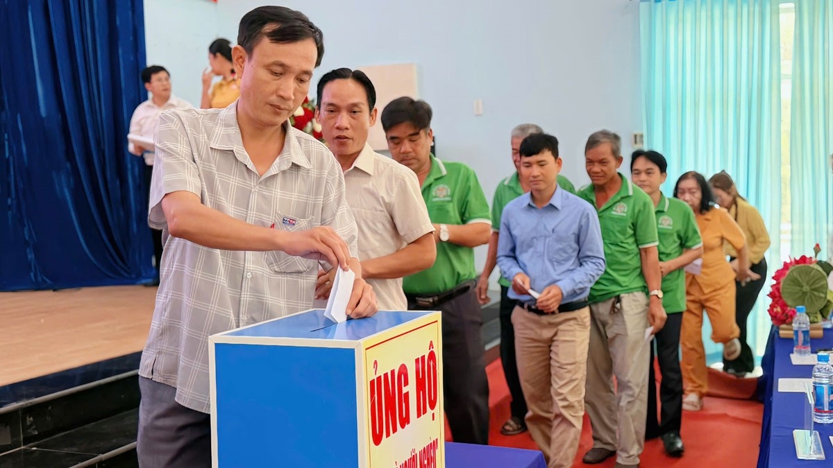 Cán bộ, người dân ủng hộ Quỹ “Vì người nghèo”