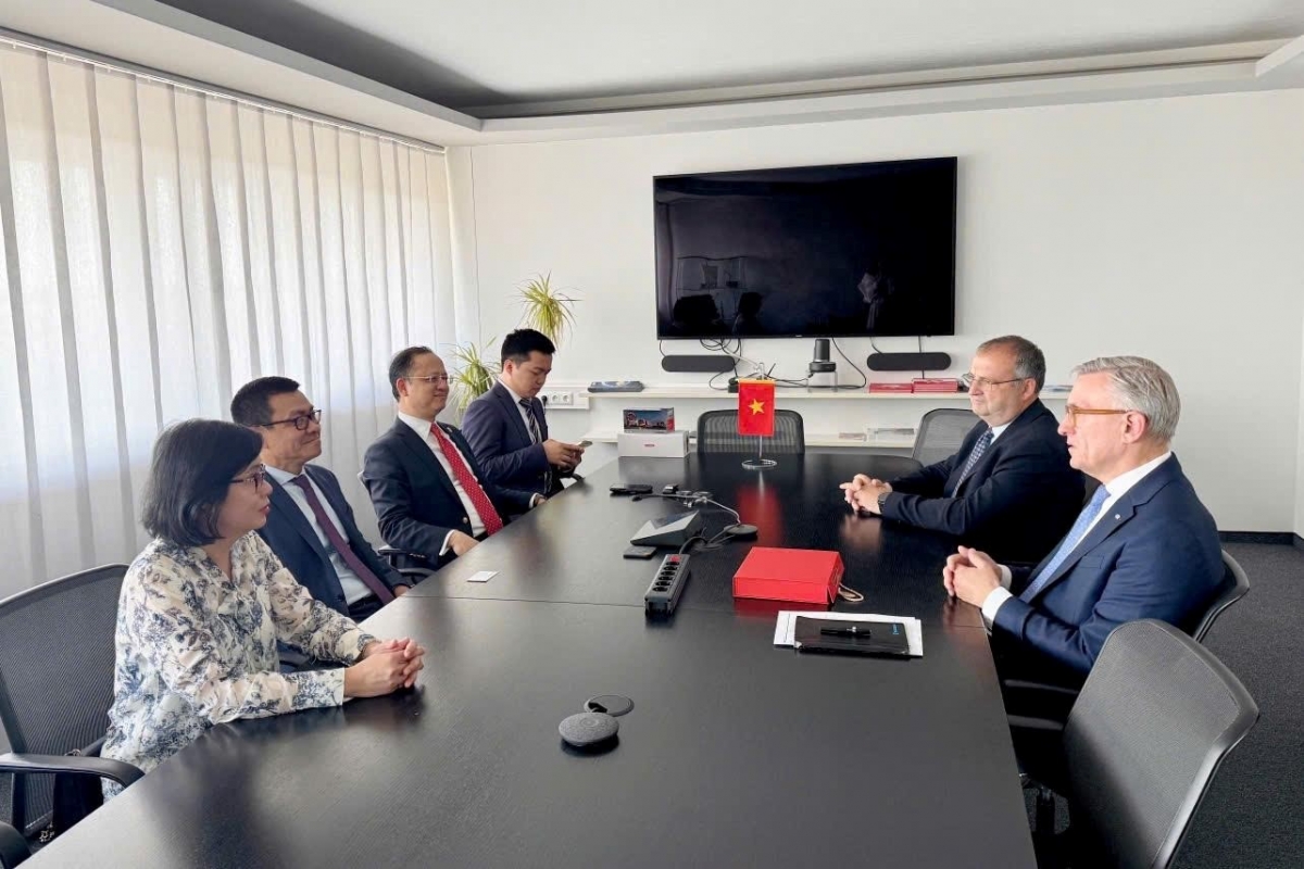 Đại sứ Vũ Lê Thái Hoàng và Ông Nguyễn Đỗ Tùng Cương, Phó Chủ tịch thường trực Hội Hữu nghị Việt - Áo trao đổi với lãnh đạo Tập đoàn Rosenbauer về các lĩnh vực hợp tác song phương