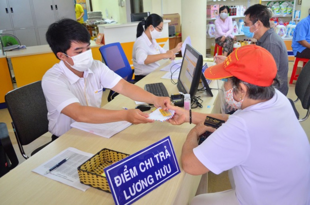 Lương hưu và trợ cấp bảo hiểm xã hội hàng tháng góp phần đảm bảo an sinh xã hội