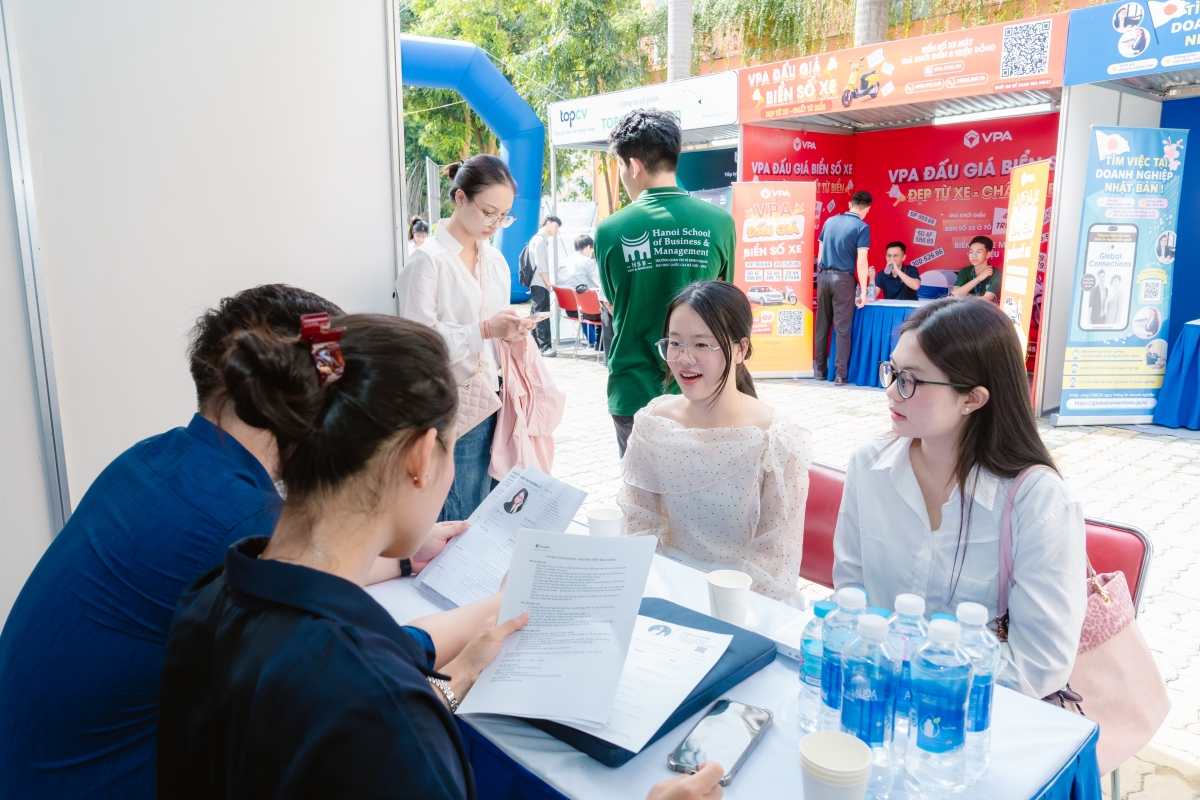 Sinh viên nộp hồ sơ ứng tuyển trực tiếp tại các gian hàng