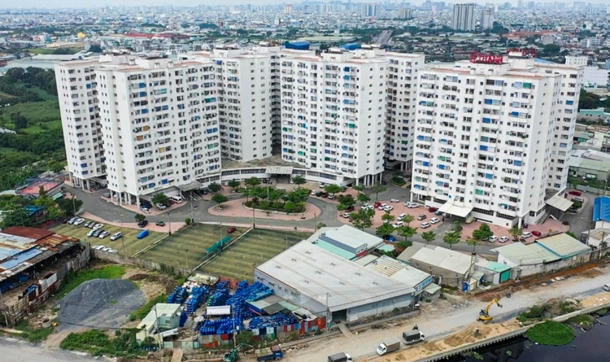 Chung cư Lê Thành Tân Tạo (phường Tân Tạo, TP.HCM) là một dự án nhà ở cho thuê, xung quanh có trường học, sân bóng và một số tiện ích cơ bản phục vụ cư dân - Ảnh: TRÍ ĐỨC