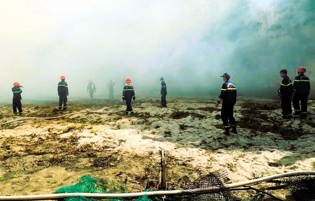 Nhiều diện tích rừng bị cháy (Ảnh: CA Quảng Trị).