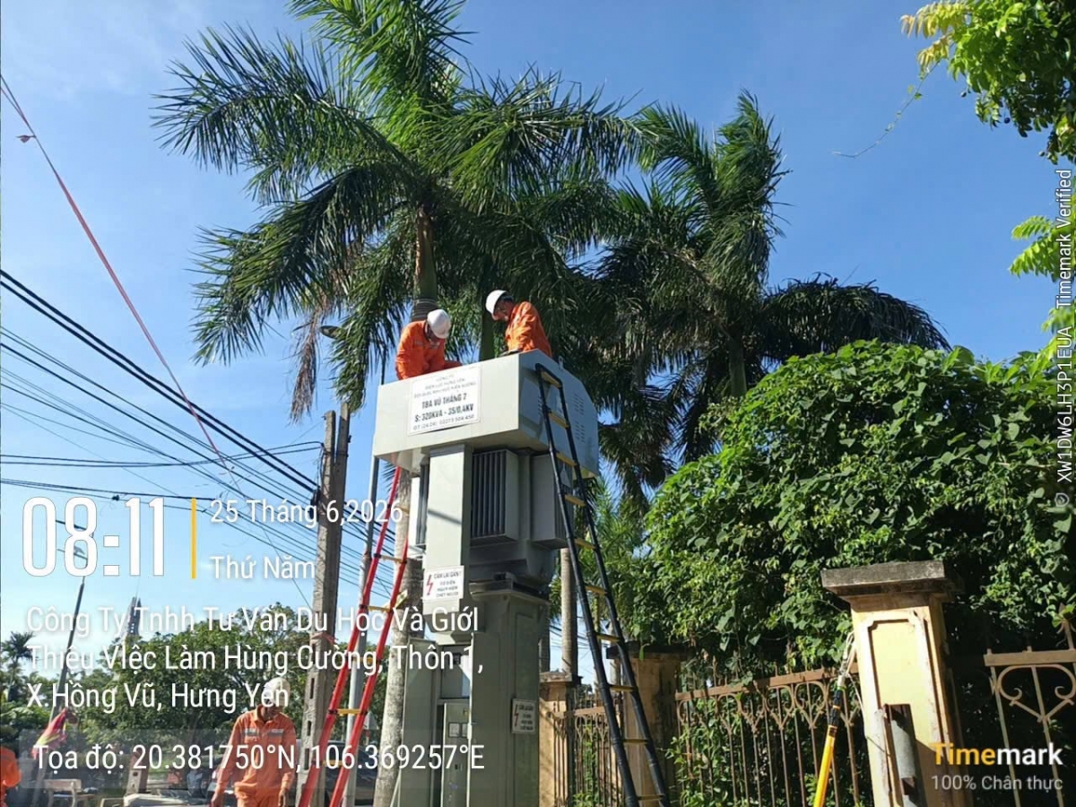 Giữa thời tiết nắng nóng gay gắt ngày 25/6, cán bộ, nhân viên Điện lực Văn Lâm - Công ty Điện lực Hưng Yên vẫn bám sát hiện trường, khẩn trương thực hiện công tác trên lưới điện nhằm bảo đảm hệ thống vận hành an toàn, ổn định và đáp ứng nhu cầu sử dụng điện tăng cao của khách hàng