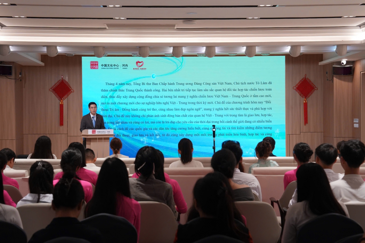Ông Trương Đức Sơn Giám đốc Trung tâm Văn hóa Trung Quốc tại Hà Nội phát biểu khai mạc chương trình.