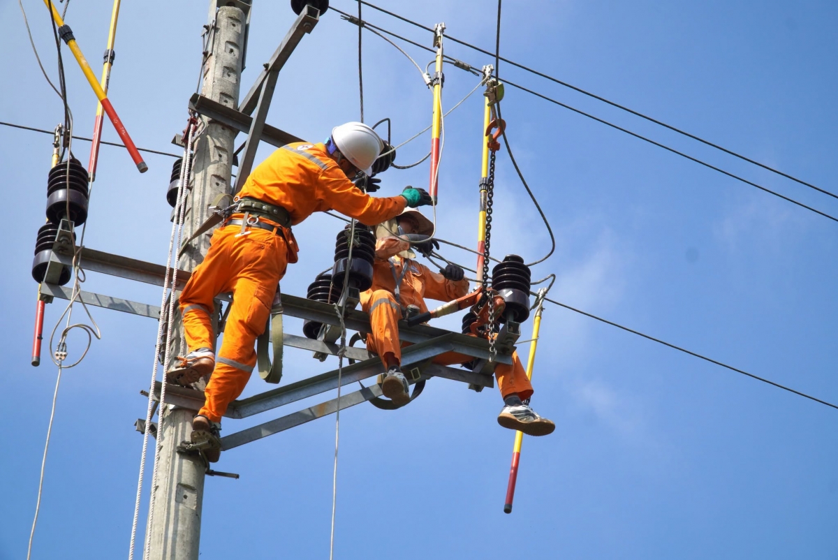 Bám sát hiện trường giữa cái nắng oi bức, nhân viên Điện lực Lạng Giang - Công ty Điện lực Bắc Ninh thực hiện xử lý khiếm khuyết trên lưới điện, góp phần nâng cao độ tin cậy cung cấp điện trong cao điểm mùa nắng nóng