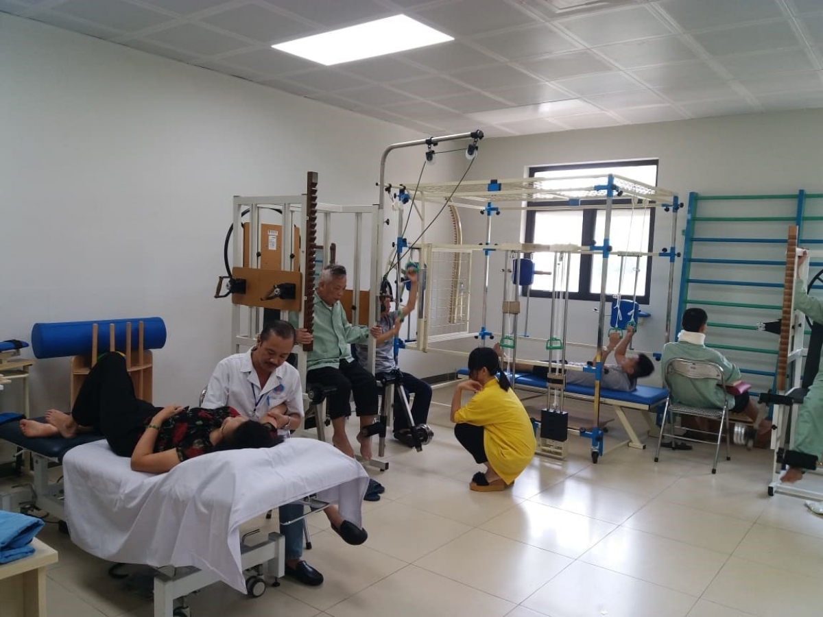 Người bệnh được sử dụng nhiều phương pháp điều trị phục hồi chức năng tại Bệnh viện Hữu nghị