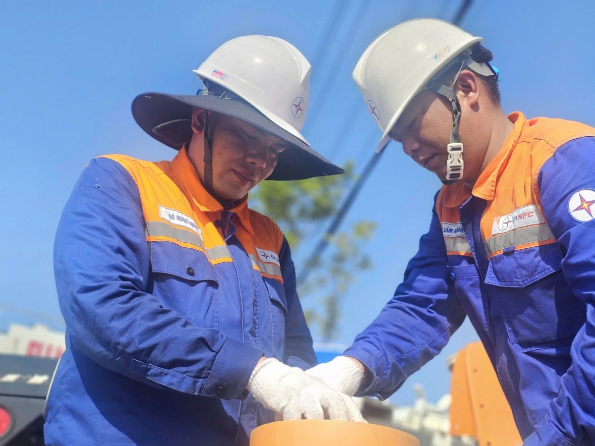  Khẩn trương kiểm tra, xử lý và vận hành lưới điện để bảo đảm dòng điện thông suốt, đáp ứng nhu cầu sử dụng điện tăng cao trong mùa nắng nóng.