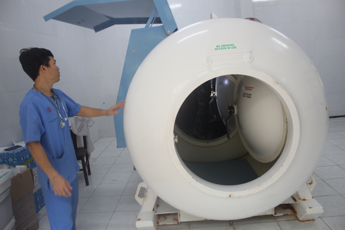 Quân y bệnh xá đảo kiểm tra buồng oxy cao áp đơn