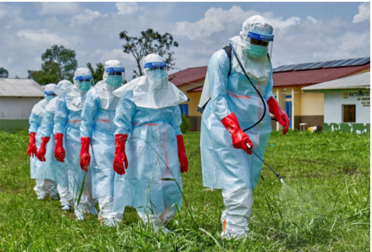 Các nhân viên Hội Chữ thập đỏ khử trùng bệnh viện đa khoa Rwampara, CH Dân chủ Congo. Ảnh: Reuters