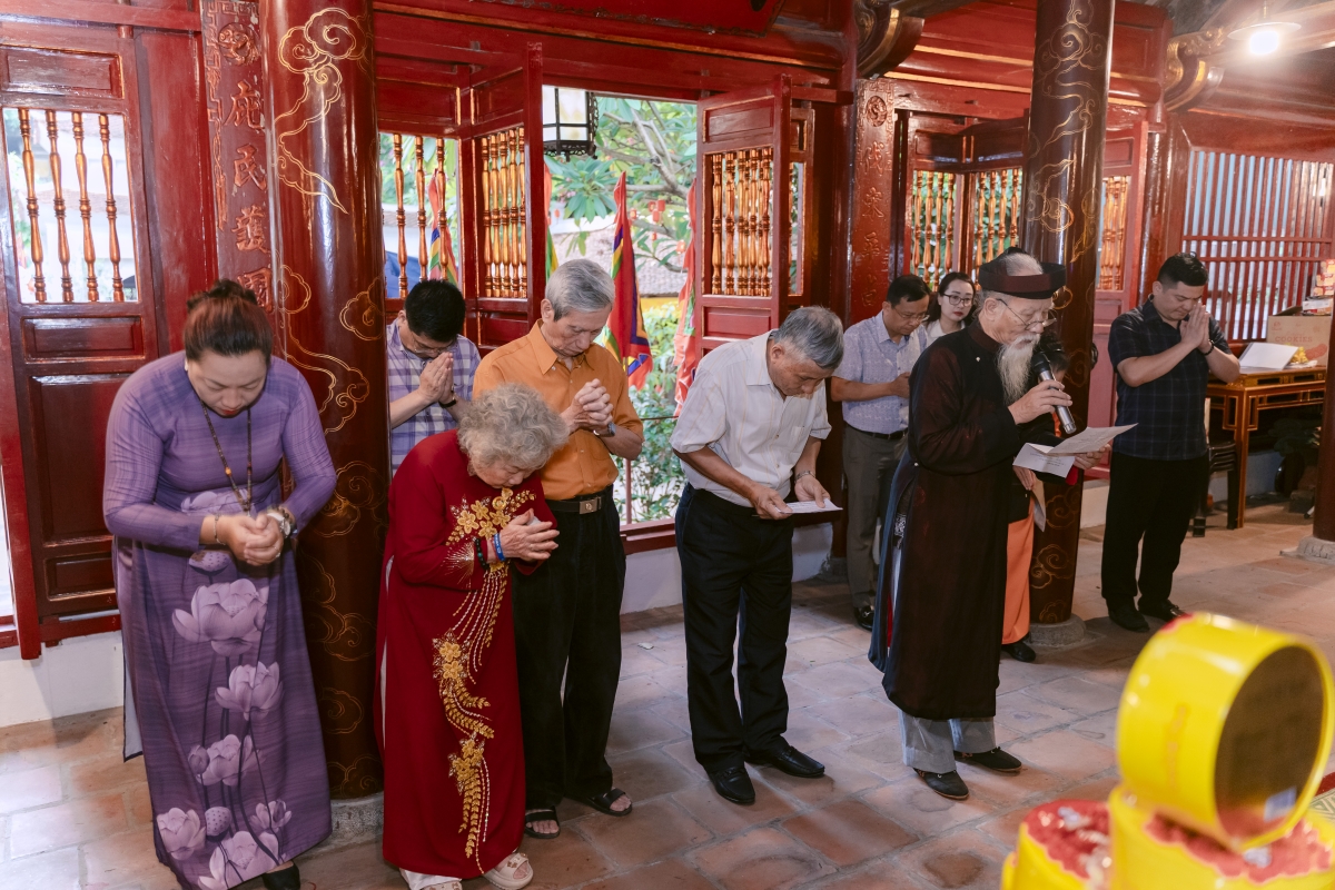 Các nhà nghiên cứu và người dân tham dự Lễ dâng hương tại Đền Cơ Xá