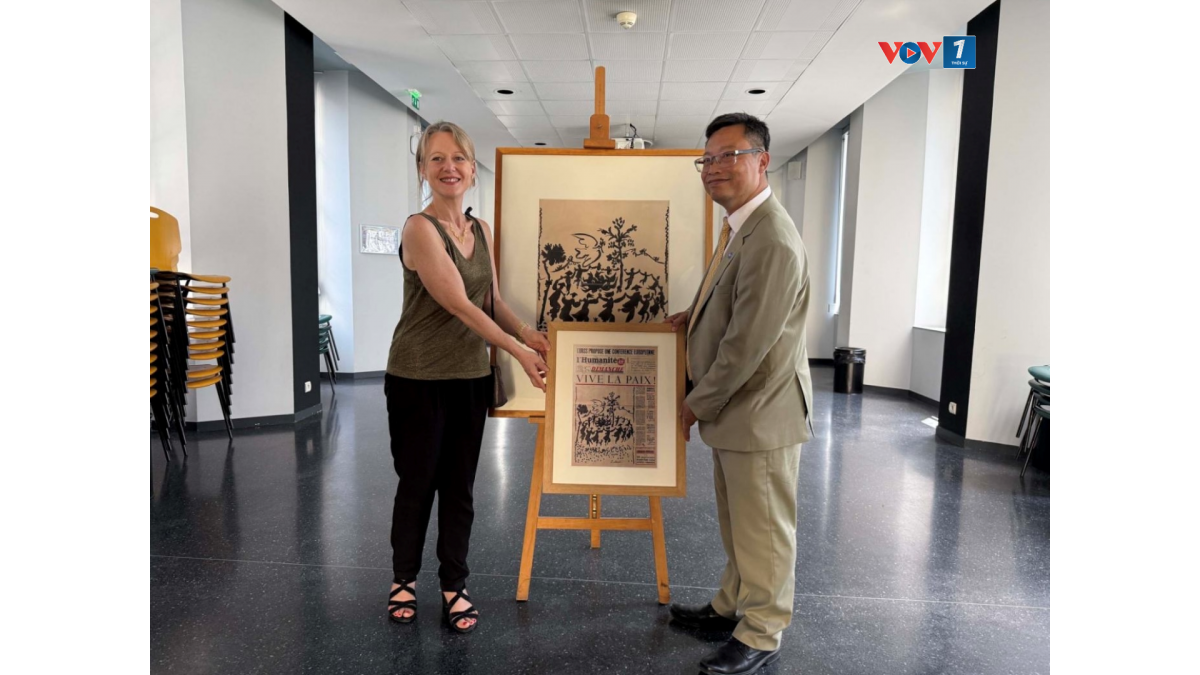 Bức tranh "Hòa bình muôn năm" được danh họa Picasso thực hiện theo đề nghị của báo Nhân đạo, cơ quan ngôn luận của Đảng Cộng sản Pháp và được đăng trên trang nhất số báo đặc biệt ngày 25/7/1954 
Ảnh: Anh Tuấn/VOV
