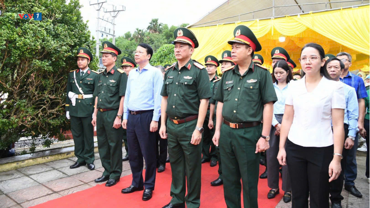 Chương trình có sự hiện diện của Trung tướng La Công Phương, Ủy viên Trung ương Đảng, Chính ủy Quân khu 1 và ông Dương Văn Lượng, Phó Chủ tịch UBND tỉnh, Trưởng Ban Chỉ đạo 515 tỉnh Thái Nguyên (Ảnh: Thiều Chung)