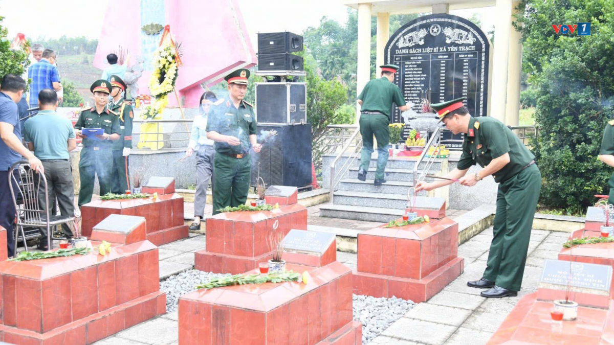 Đây là hoạt động có ý nghĩa nhân văn sâu sắc, thể hiện đạo lý “Uống nước nhớ nguồn”, đáp ứng nguyện vọng của thân nhân các liệt sĩ. (Ảnh: Thiều Chung)