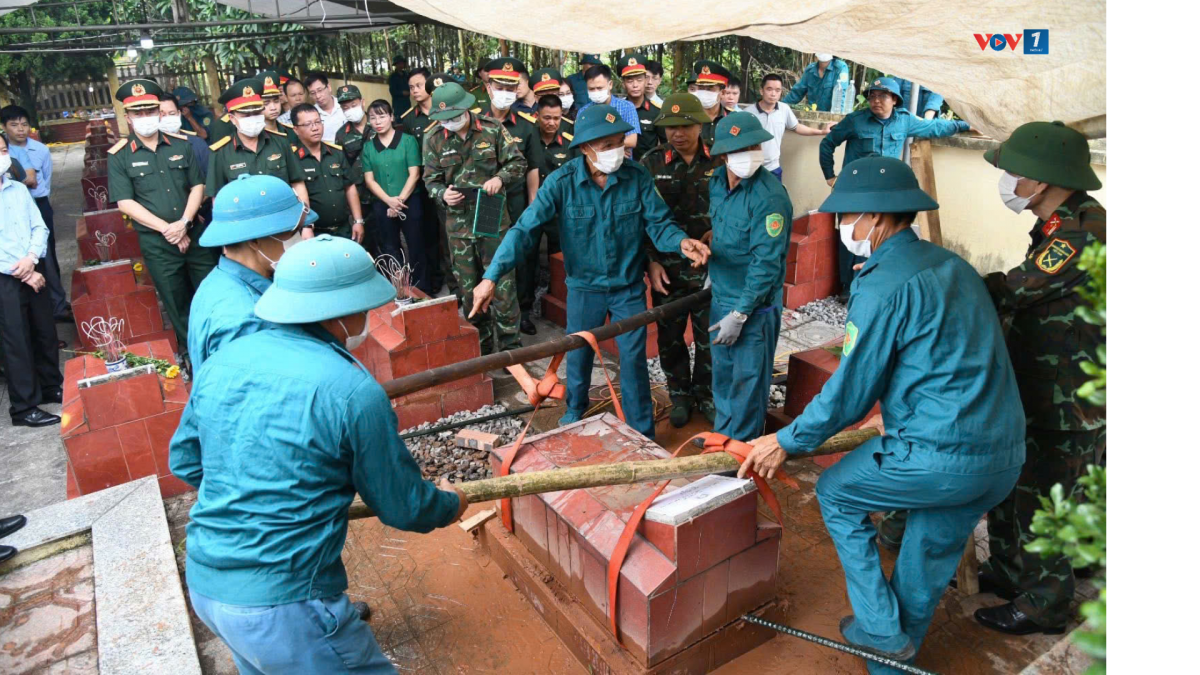 Việc lấy mẫu, bàn giao và số hóa thông tin được thực hiện theo quy trình chặt chẽ, bảo đảm chính xác. (Ảnh: Thiều Chung)