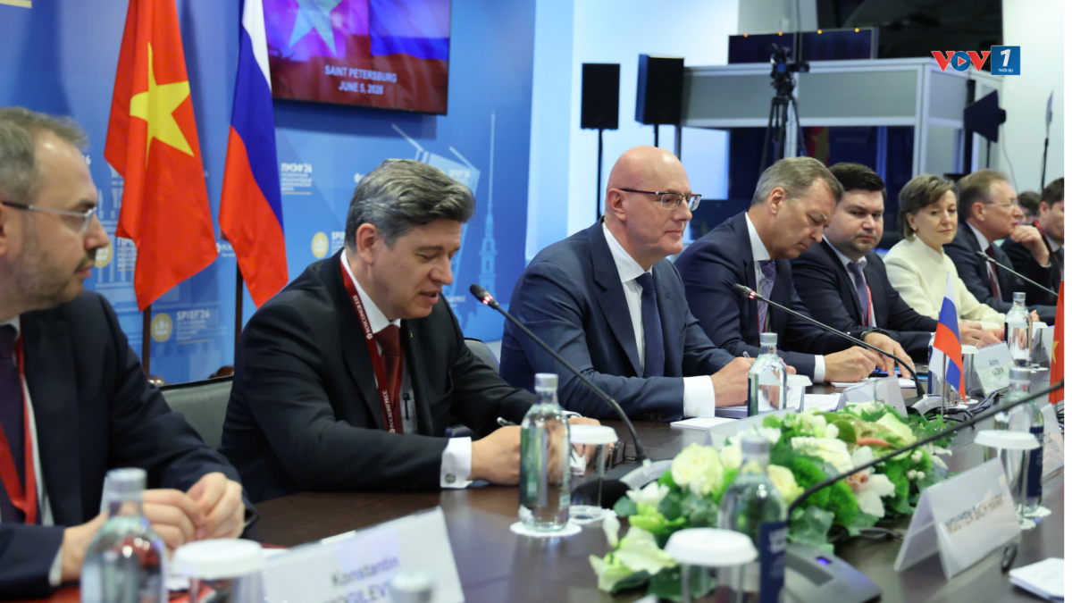Phó Thủ tướng Chernyshenko bày tỏ vui mừng lần đầu tiên được gặp Phó Thủ tướng Thường trực Phạm Gia Túc