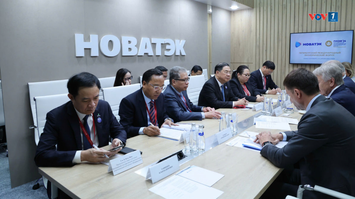 Phó Thủ tướng Thường trực Phạm Gia Túc và các đại biểu Việt Nam tại buổi làm việc với Lãnh đạo Tập đoàn Novatek- LB Nga