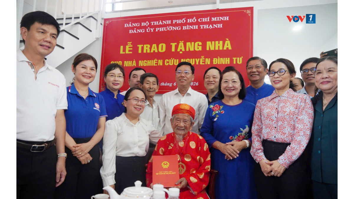 Lãnh đạo Thành phố và phường dự lễ trao tặng nhà cho cụ Nguyễn Đình Tư (ảnh: Vũ Hường)