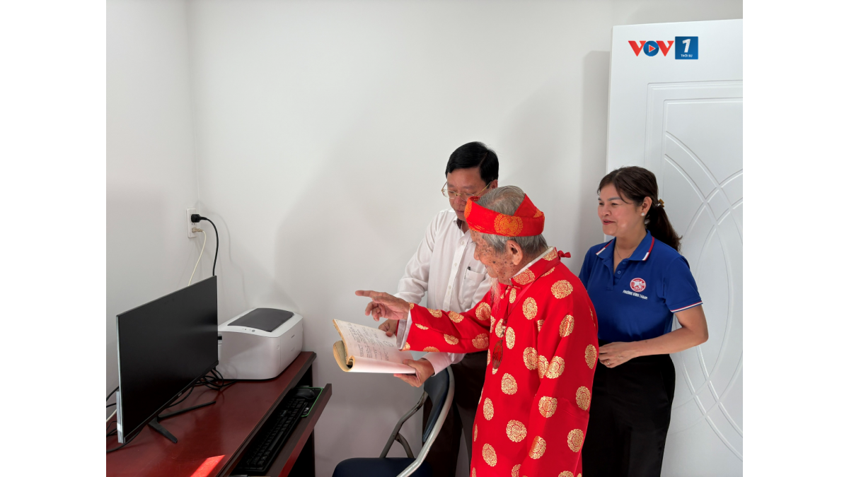 Bộ máy vi tính mới được tặng cho nhà nghiên cứu (ảnh: Vũ Hường)