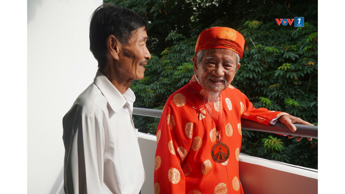 Nhà nghiên cứu Nguyễn Đình Tư bày tỏ sự hài lòng với căn nhà được trao tặng, không gian rộng hơn, thoáng hơn (ảnh: Vũ Hường)