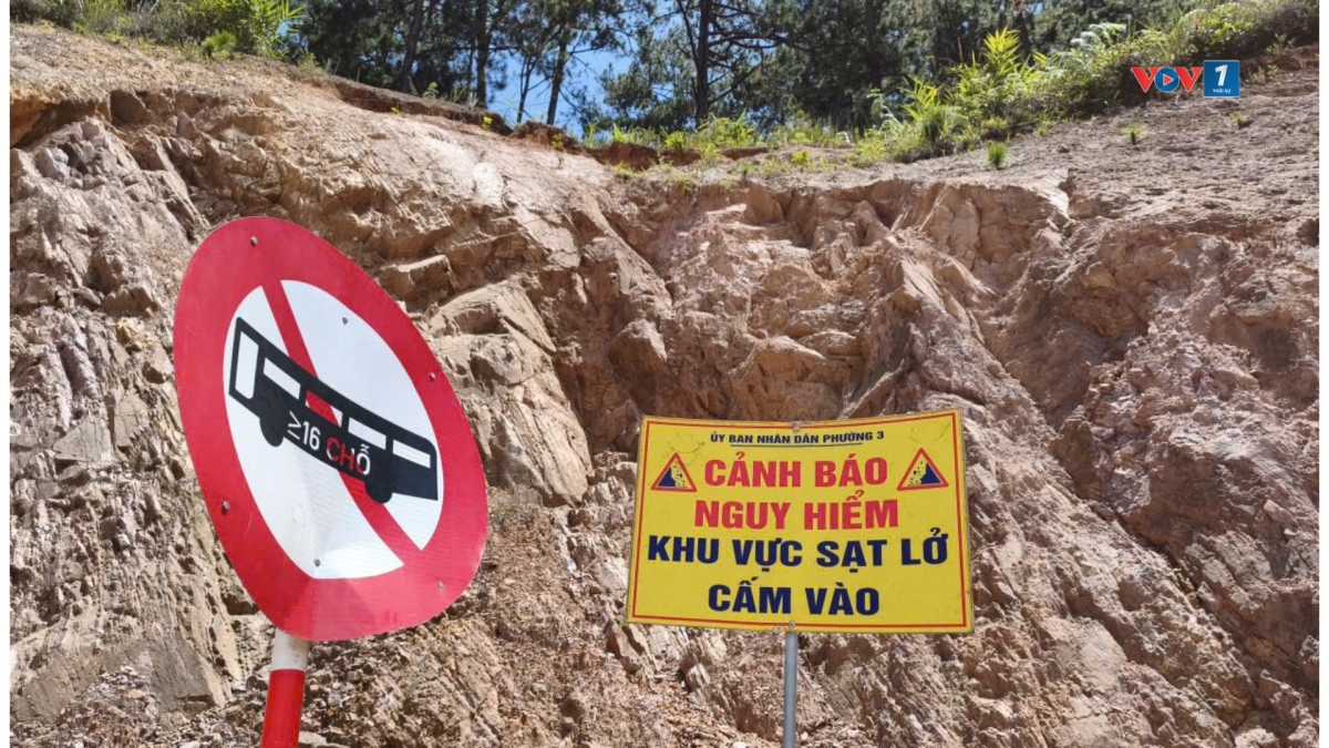 Tại những vị trí sạt lở đất ngành chức năng và chính quyền các địa phương của tỉnh Lâm Đồng cho cắm biển cảnh báo nguy hiểm.