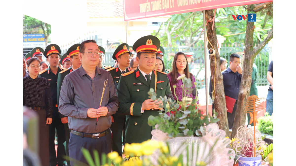 Các đại biểu dâng hương, dâng hoa, bày tỏ lòng biết ơn vô hạn đối với các anh hùng liệt sĩ