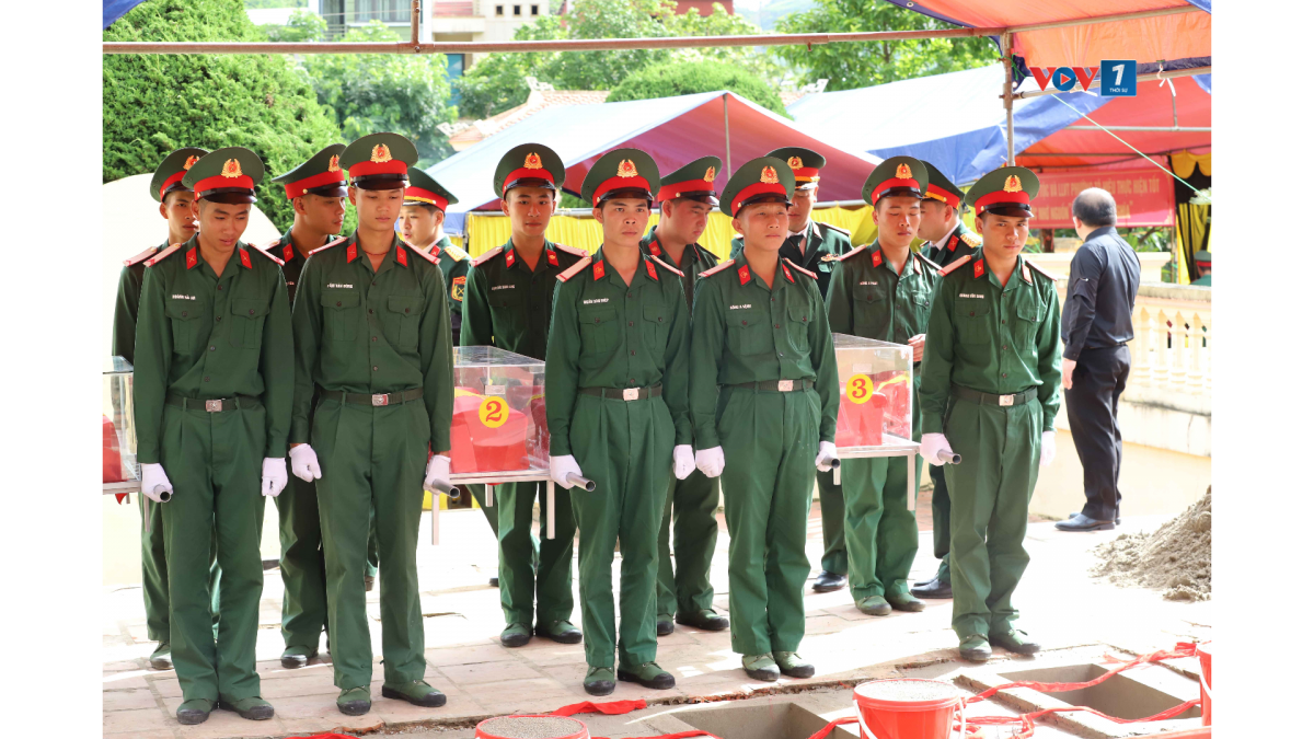 Lễ truy điệu và an táng diễn ra trong không khí trang nghiêm, thành kính
