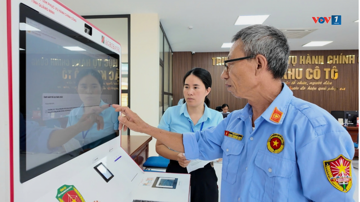 Ông Nguyễn Đăng Khôi sử dụng kiosk thông minh để làm thủ tục chứng thực nhanh chóng