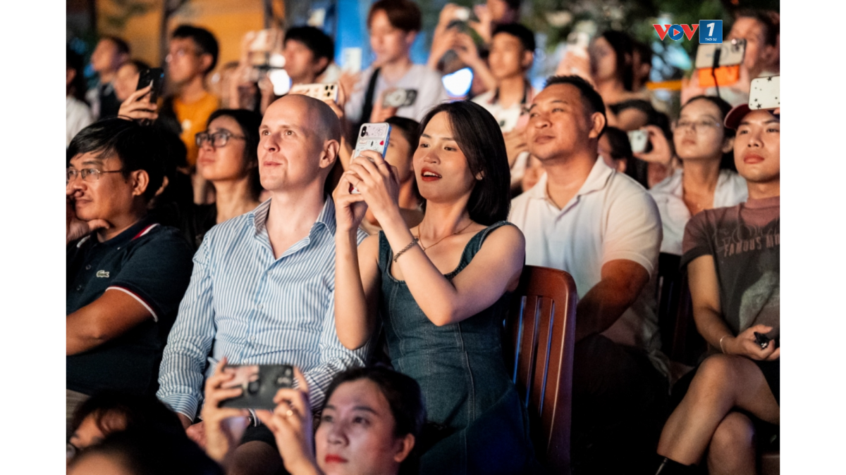 Người dân, du khách thích thú xem pháo hoa