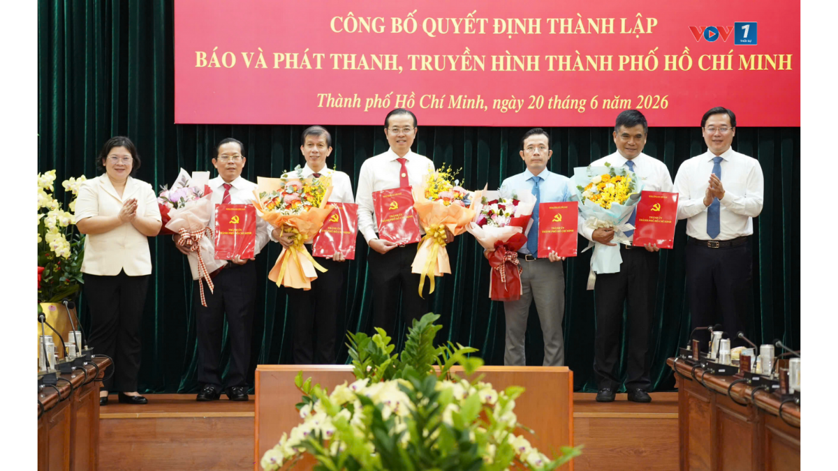 Phó Bí thư Thường trực Thành ủy Lê Quốc Phong và Phó Bí thư Thành ủy Văn Thị Bạch Tuyết trao quyết định và hoa chúc mừng