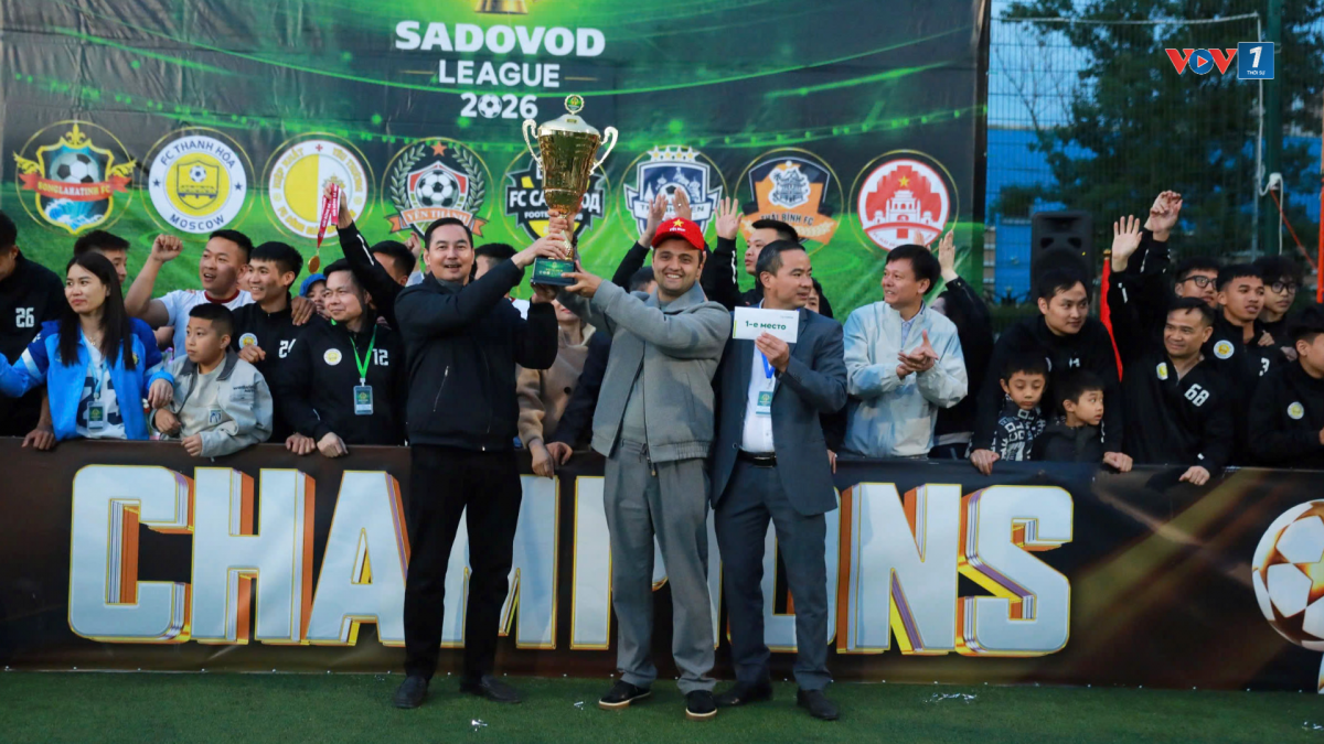 Đại diện Ban Tổ chức trao Cúp vô địch cho Đội FC Thanh Hoá Sadovod