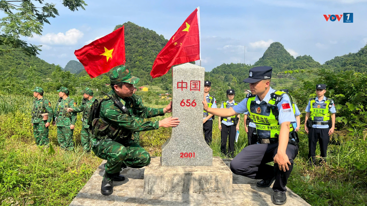 Trưởng đoàn Đồn Biên phòng Cửa khẩu Pác Bó với Đại đội Quản lý biên giới Nà Po (Trung Quốc) kiểm tra Mốc 656