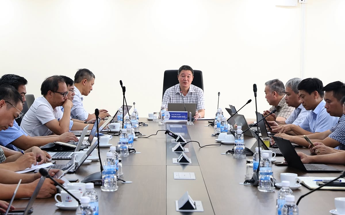 Ông Hoàng Xuân Khôi – Quyền Tổng giám đốc EVNNPT chủ trì cuộc họp