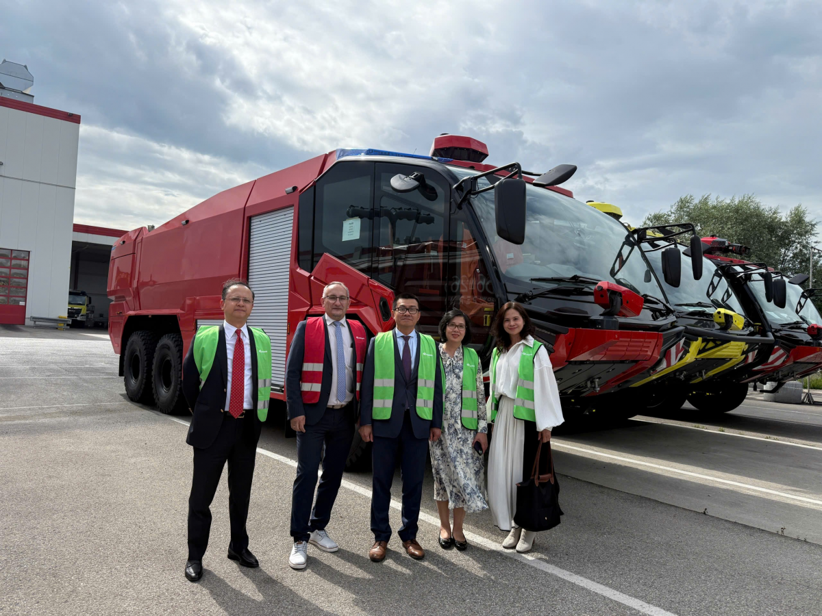 Các đại biểu tham dự buổi làm việc chụp ảnh lưu niệm tại trụ sở Tập đoàn Rosenbauer.