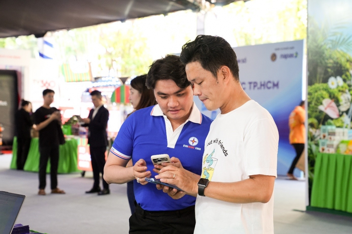 Nhiều khách hàng cài đặt ứng dụng EVNHCMC tại Ngày Tài chính số vừa diễn ra ở phố đi bộ Nguyễn Huệ
